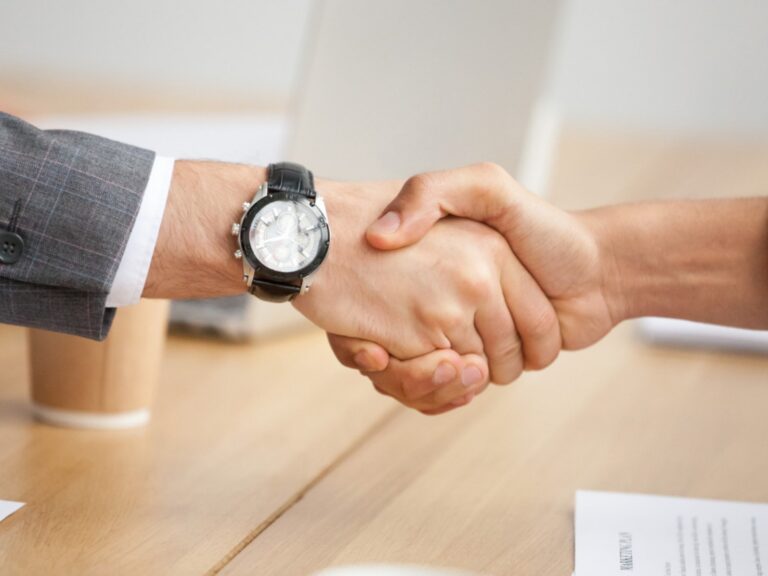 closeup-view-handshake-two-businessmen-suits-shaking-hands@2x_Easy-Resize.com